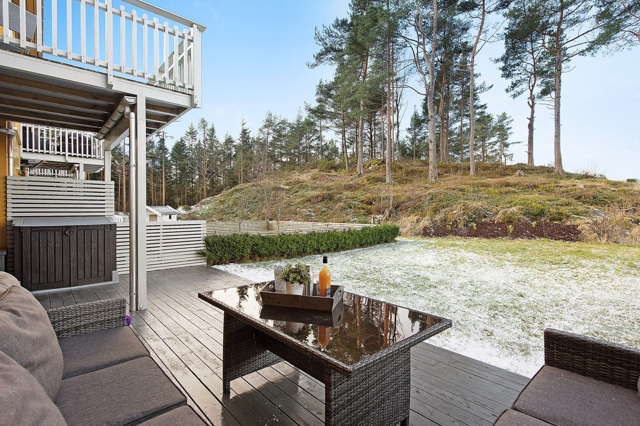 Stor og deilig hage med god plass til sittegruppe. Galleribilde