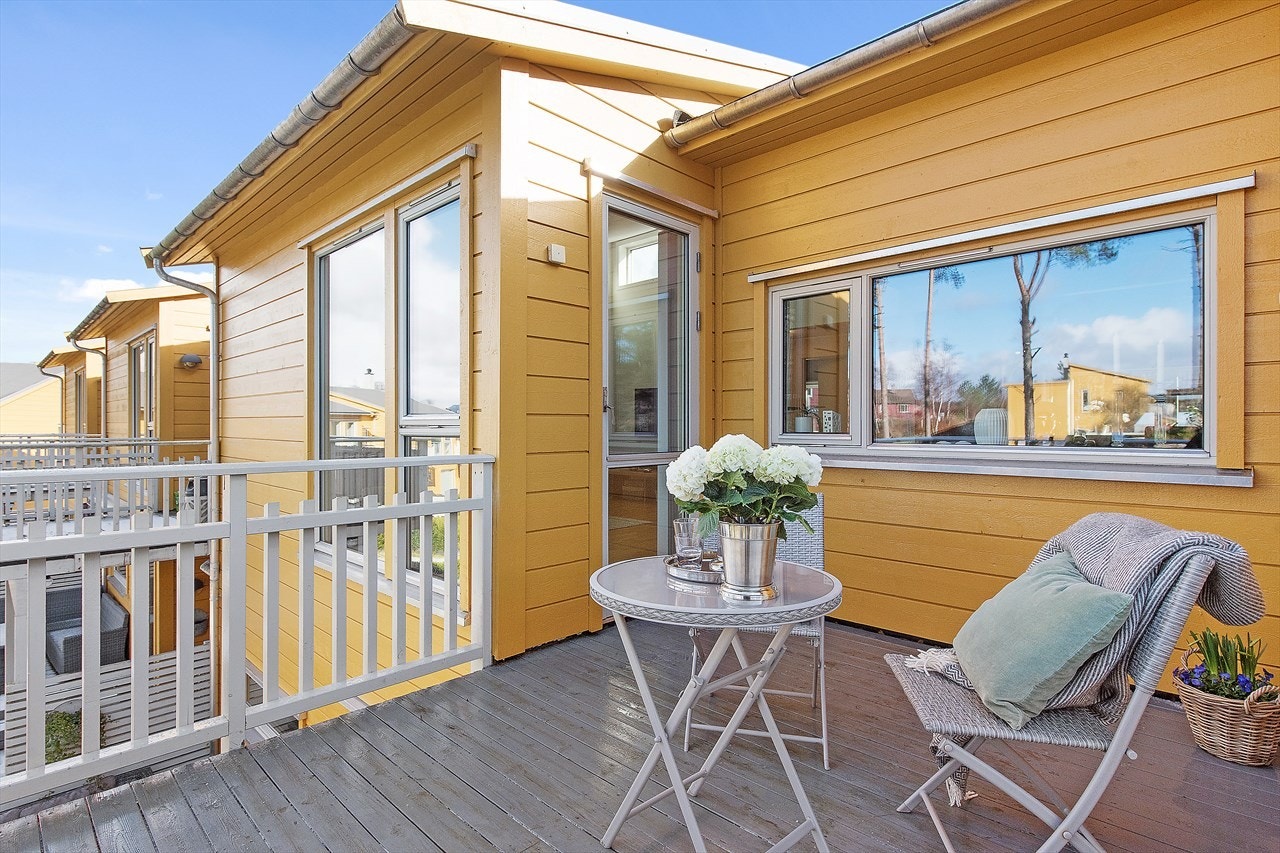 Vestvendt veranda med sol til sent på kveld. Galleribilde