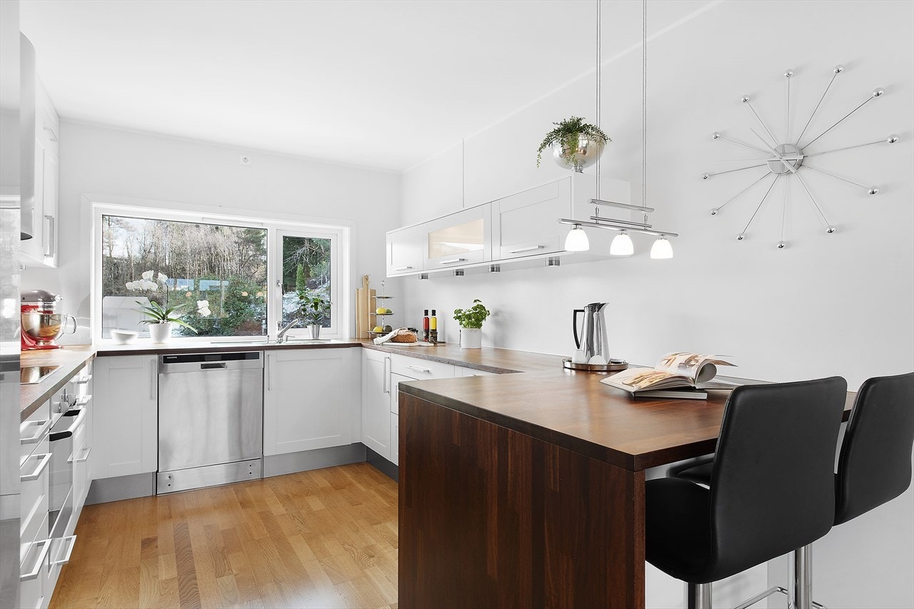 Praktisk frokostplass for den hektiske hverdagen. Det er også smulestøvsuger i sokkel på kjøkkenet. Galleribilde