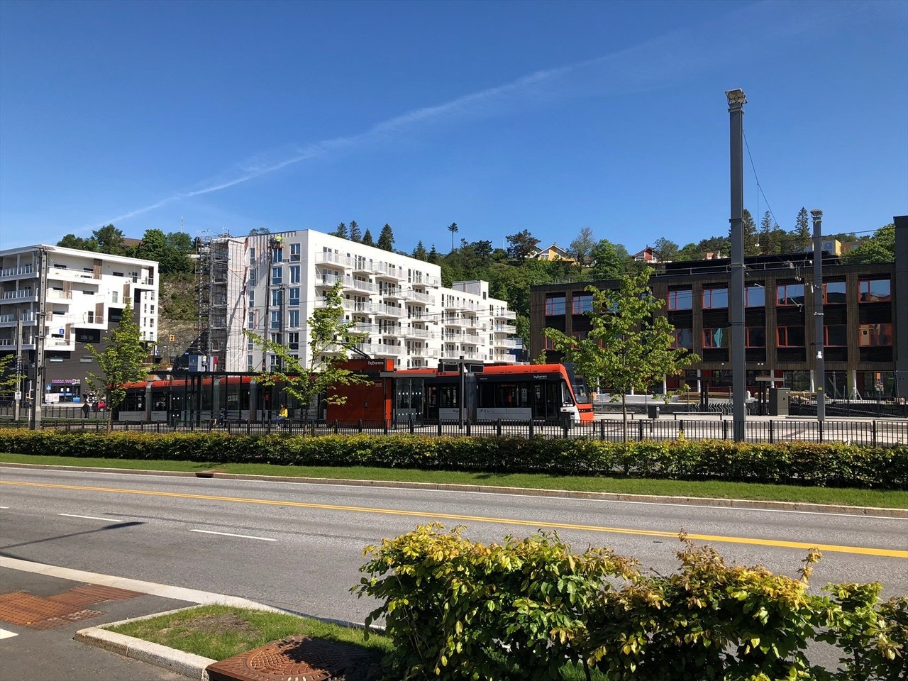 Buss og bybane i umiddelbar nærhet. Galleribilde
