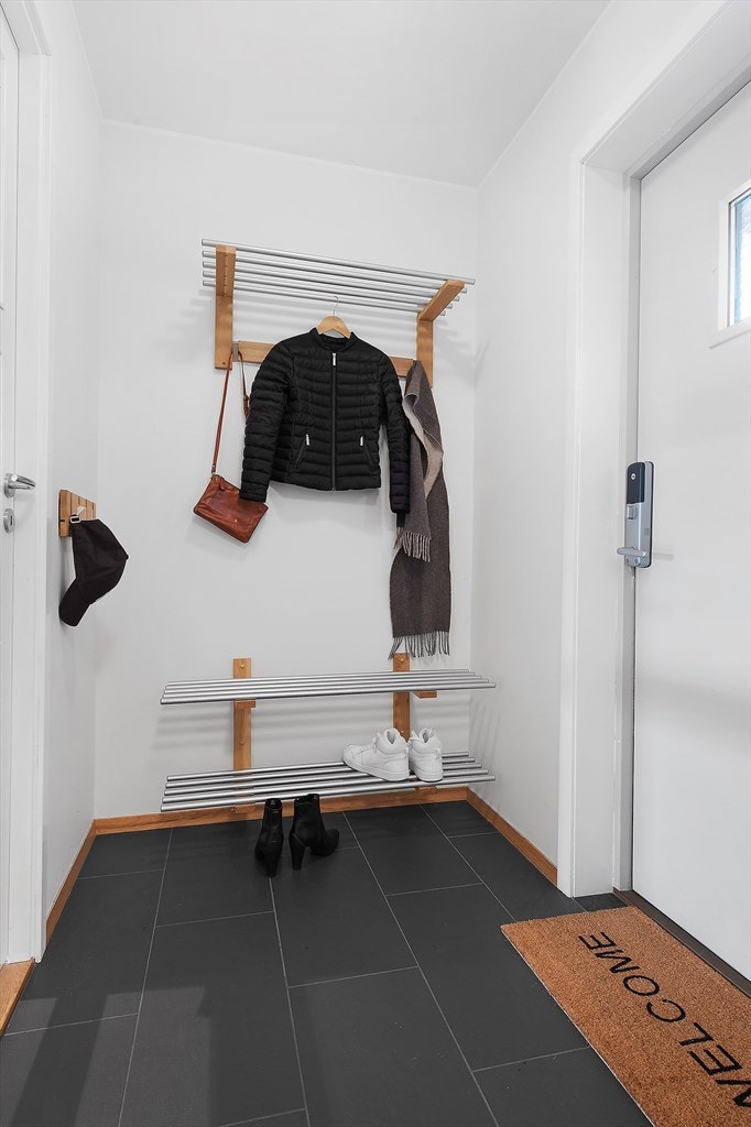 Det første som møter deg når du kommer inn er en lys entre med varme i gulv og plass til å henge fra seg yttertøy. Galleribilde