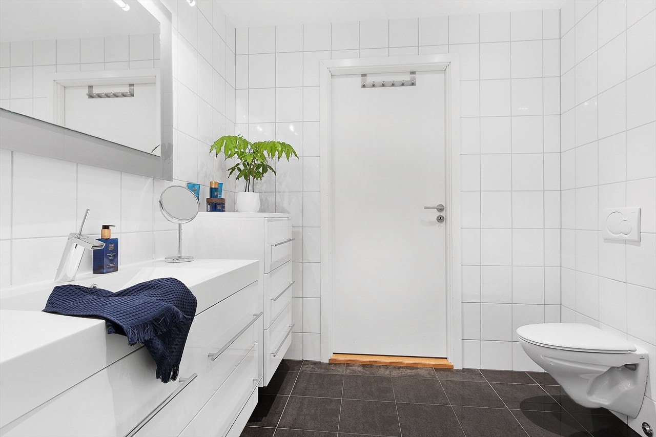 Lyst og fint bad med tidløs baderomsinnredning. Galleribilde