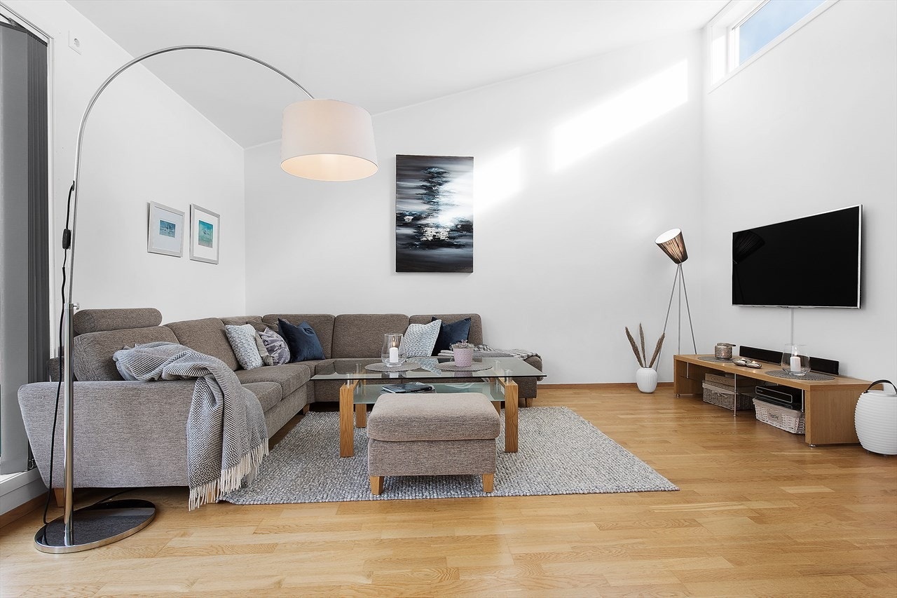 De store vinduene slipper godt med naturlig lys inn i rommet. Galleribilde