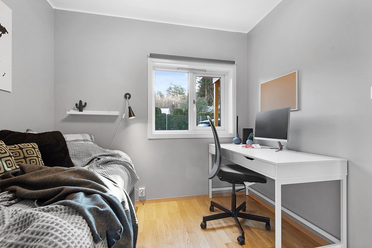 Her er det plass til både seng og skrivebord. Galleribilde