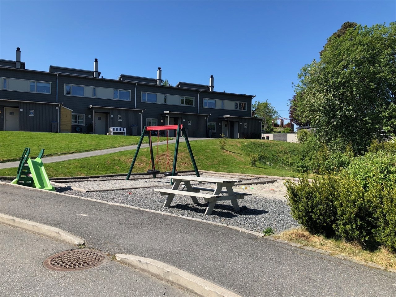 Barna kan gå bilfritt til lekeplassen. Galleribilde
