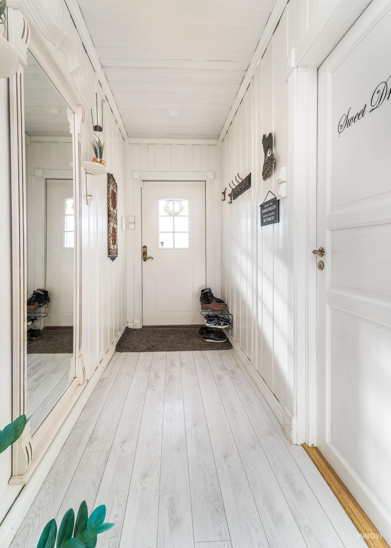 Boligen har en pen og lys entré med en romslig trappegang. Galleribilde