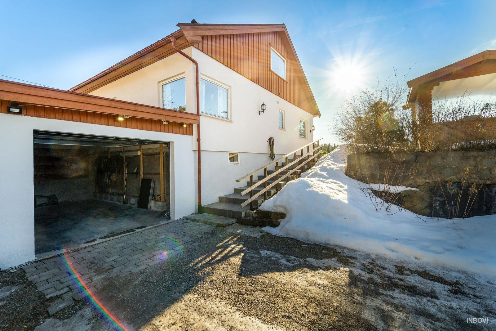 Boligen har tilliggende garasje fra 2014 med dør inn til boligens kjelleretasje. Galleribilde