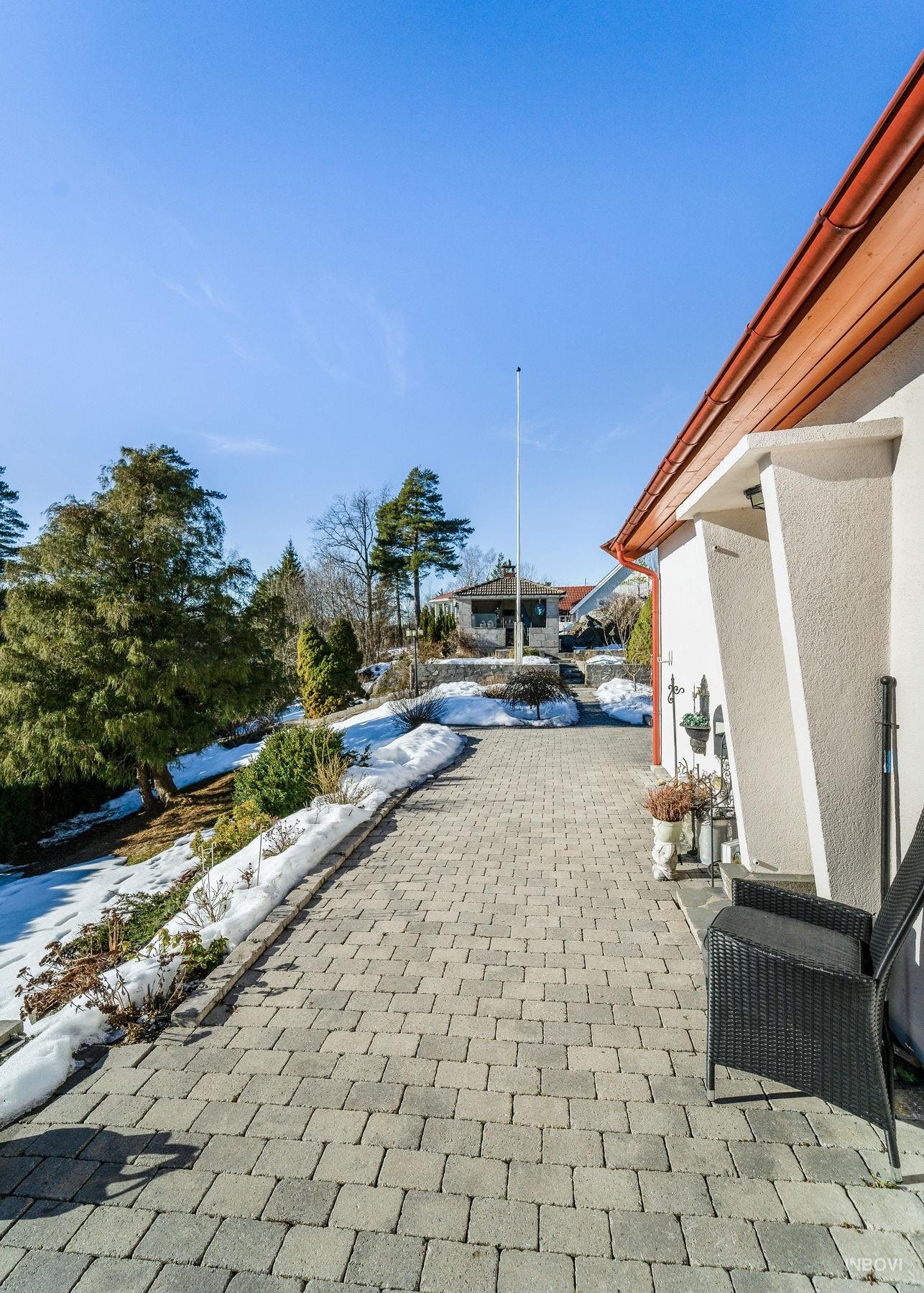 Belegningsstein ved inngangsparti fra 2000-tallet. Galleribilde