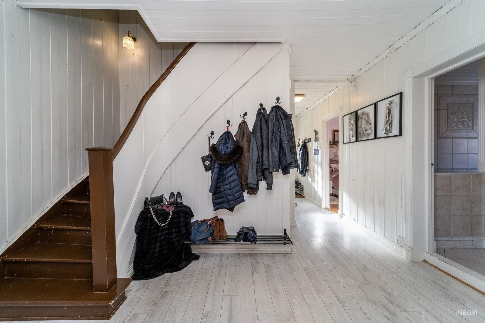 Trapp til 2. etasje Galleribilde