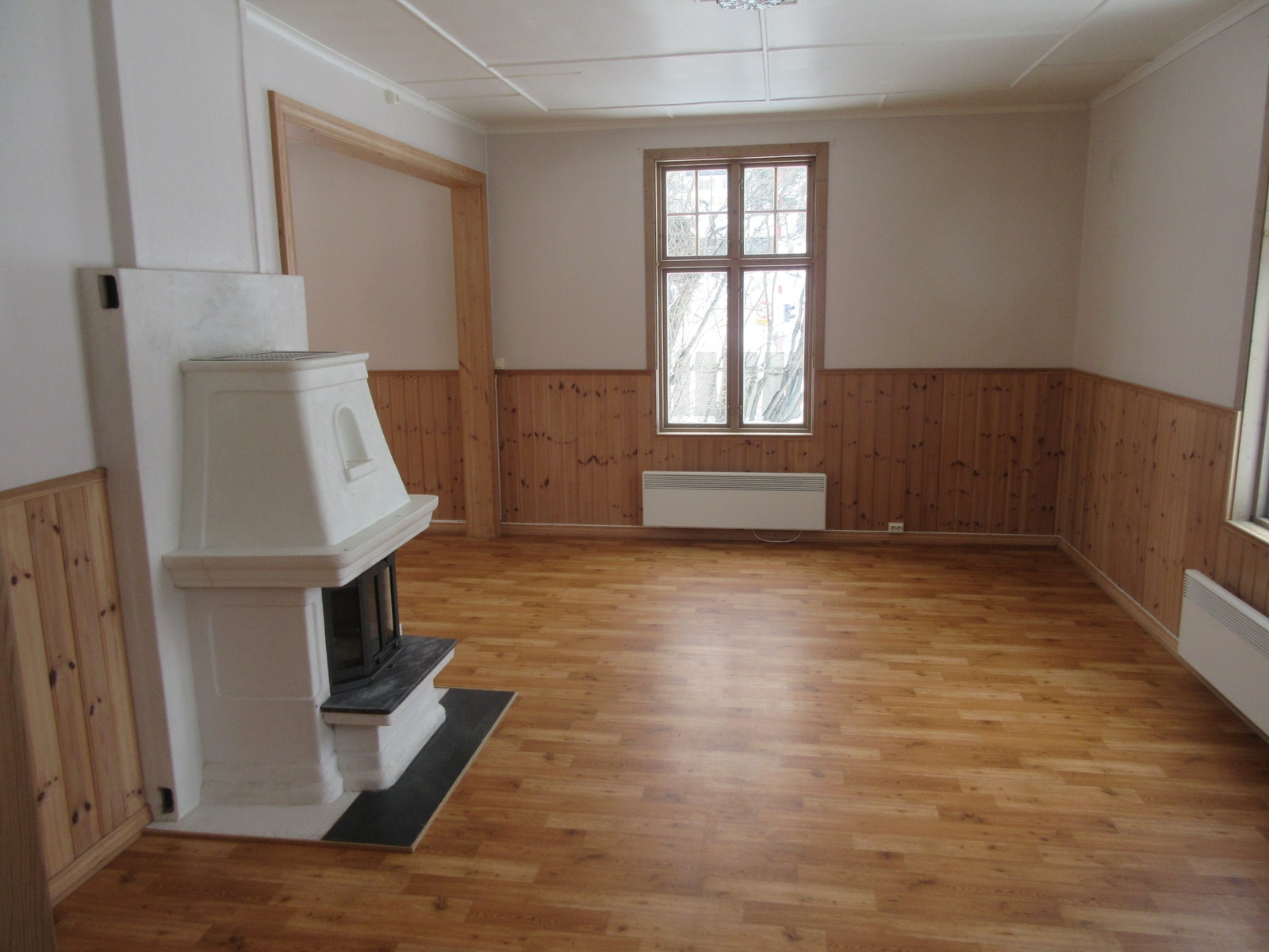 Stue m/peis. Galleribilde