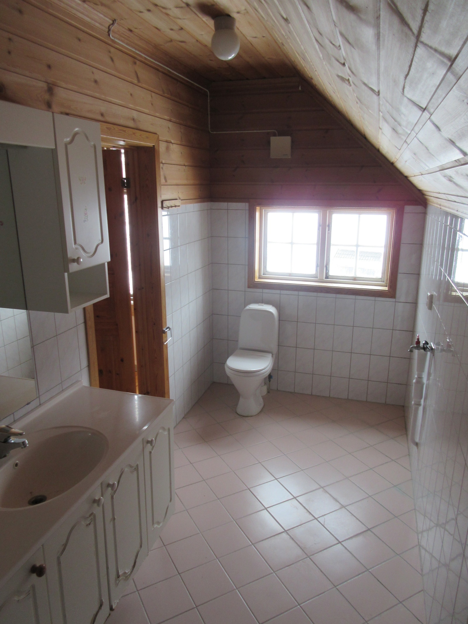 Toalett og bad i 2.etasje. Galleribilde
