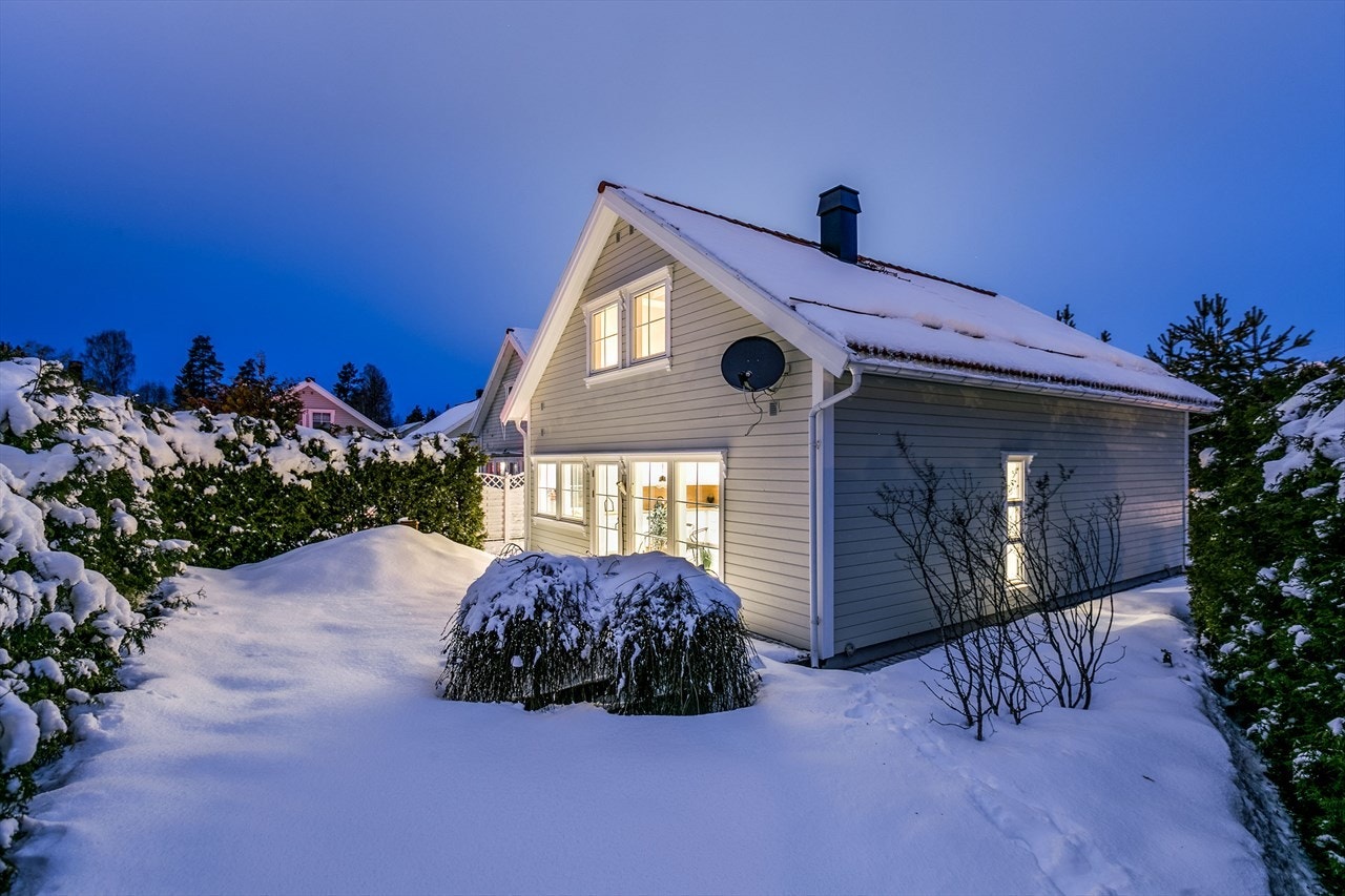 Utvendig har boligen en sørvestvendt terrasse og en fantastisk hage, omkranset av frodig hekk som verner om privatlivets fred. Galleribilde