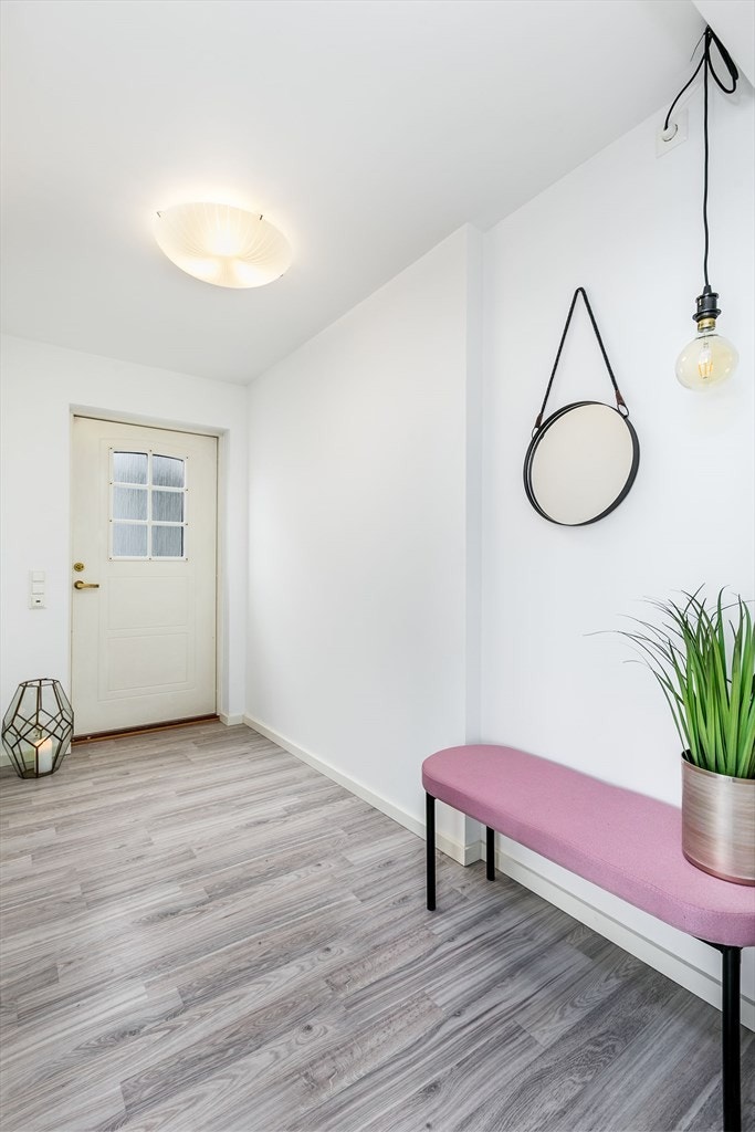 Entreen gir et hyggelig førsteinntrykk med lun gulvvarme og plass til garderobeløsning. Videre innover er det en gang tilknyttet blant annet bad og trapperom. Galleribilde