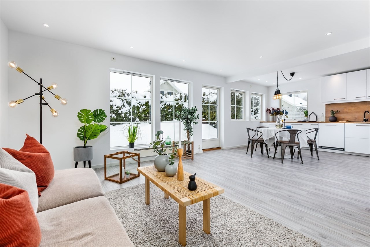Den romslige planløsningen gir flere møbleringsalternativer. Det er god plass til sofagrupper og spisebord. Galleribilde