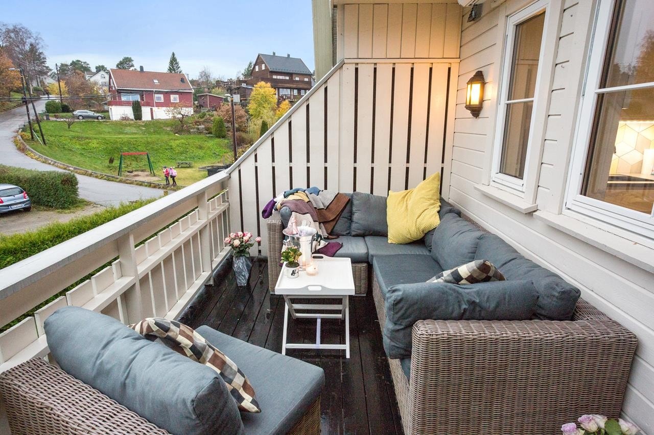 Stor vestvendt balkong med utsikt over felleshagen Galleribilde