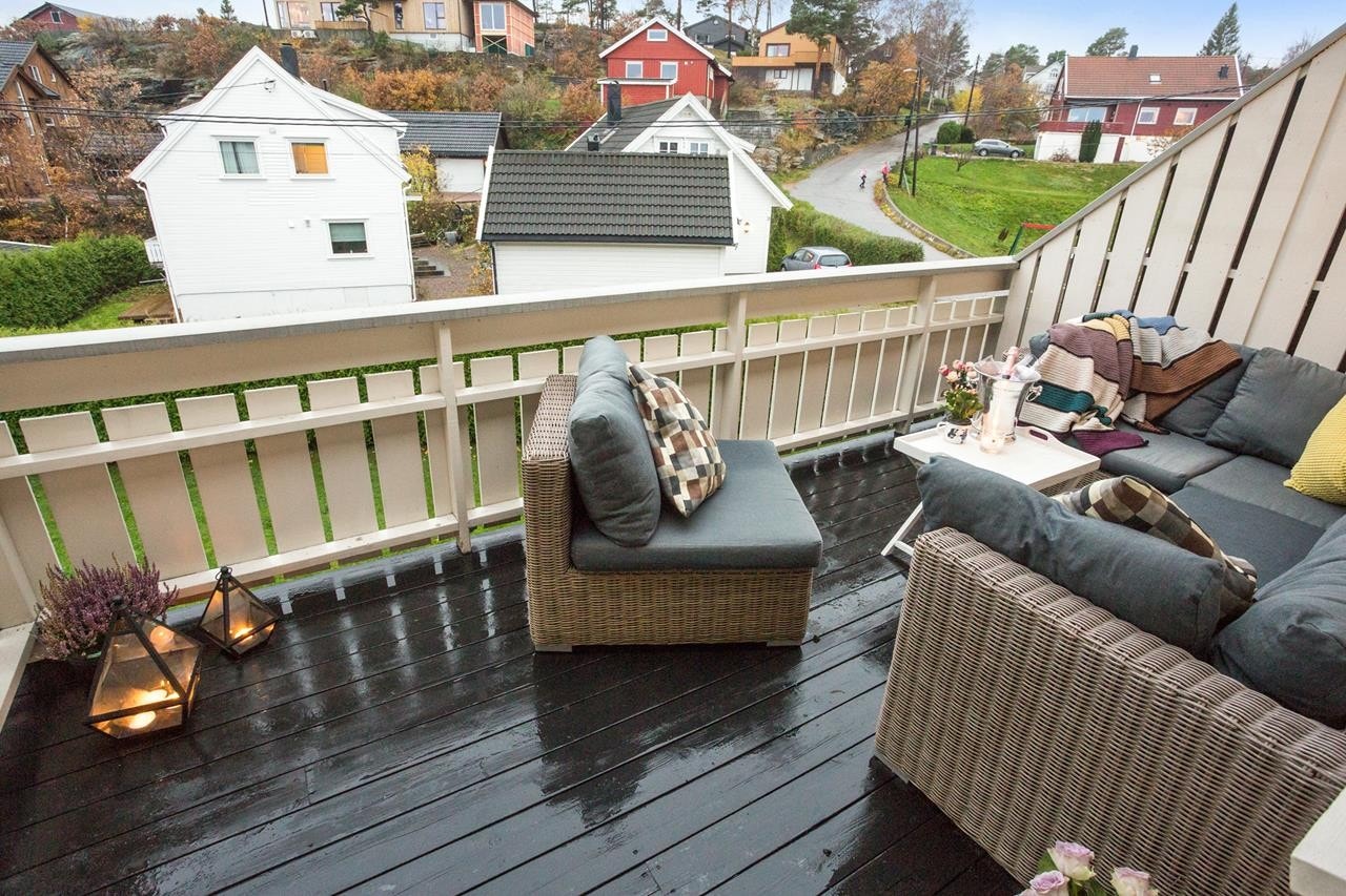 Stor vestvendt balkong med utsikt over felleshagen Galleribilde