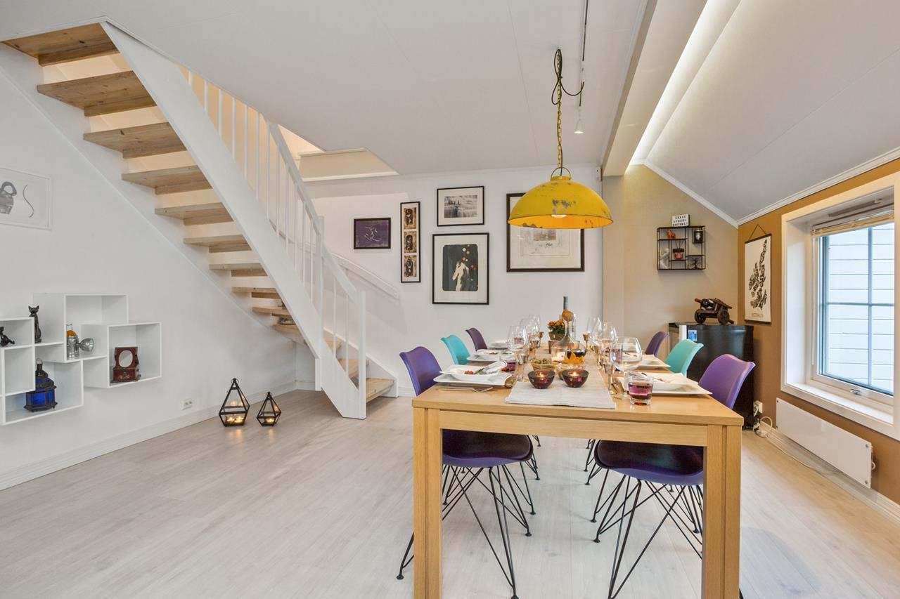 Stue/spisestue med åpen kjøkkenløsning og utgang til balkong Galleribilde