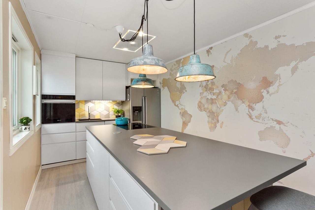 Kjøkken: Luftig og lekker løsning med øy. Hvitevarer av høy kvalitet. Åpent mot stue. Ny innredning Galleribilde