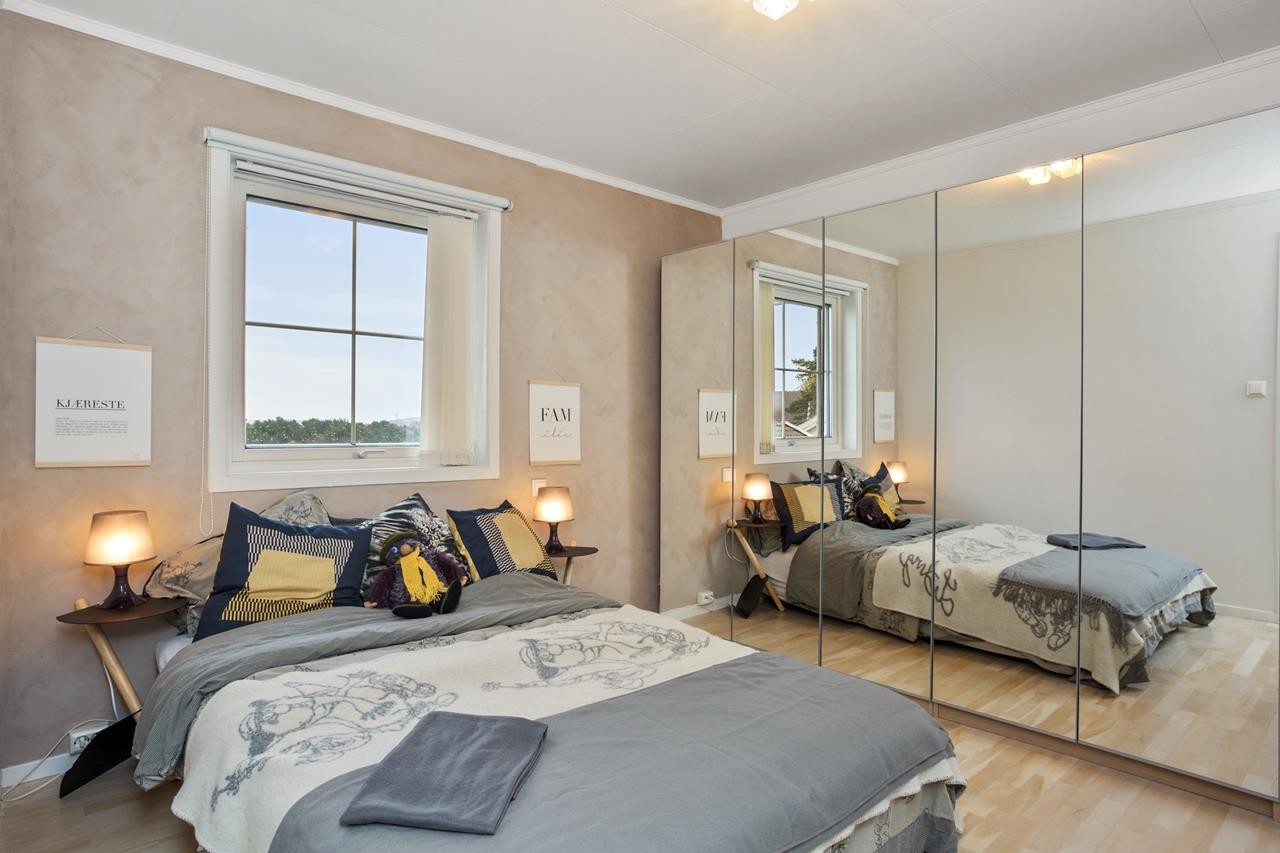 Hovedsoverom med digert garderobeskap Galleribilde