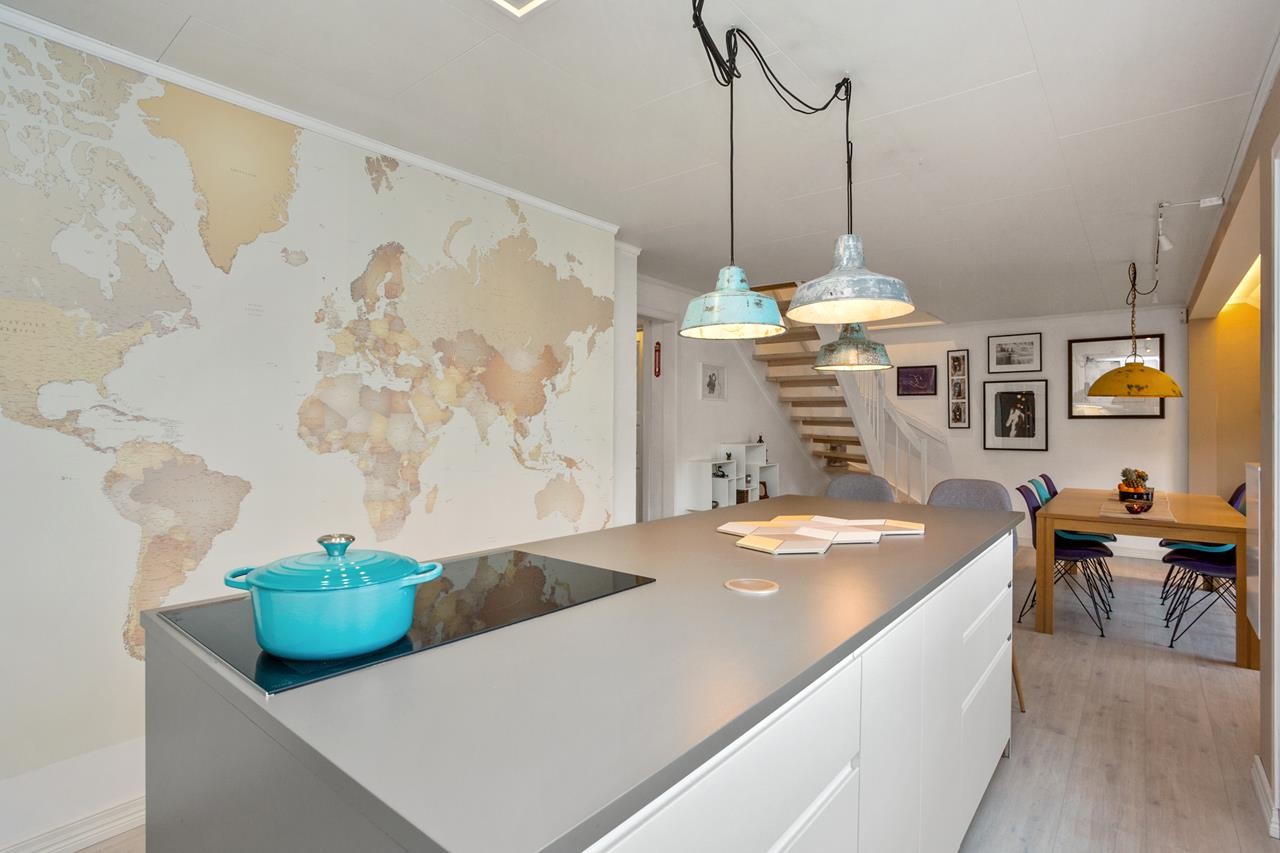 Kjøkken: Luftig og lekker løsning med øy. Hvitevarer av høy kvalitet. Åpent mot stue. Ny innredning Galleribilde