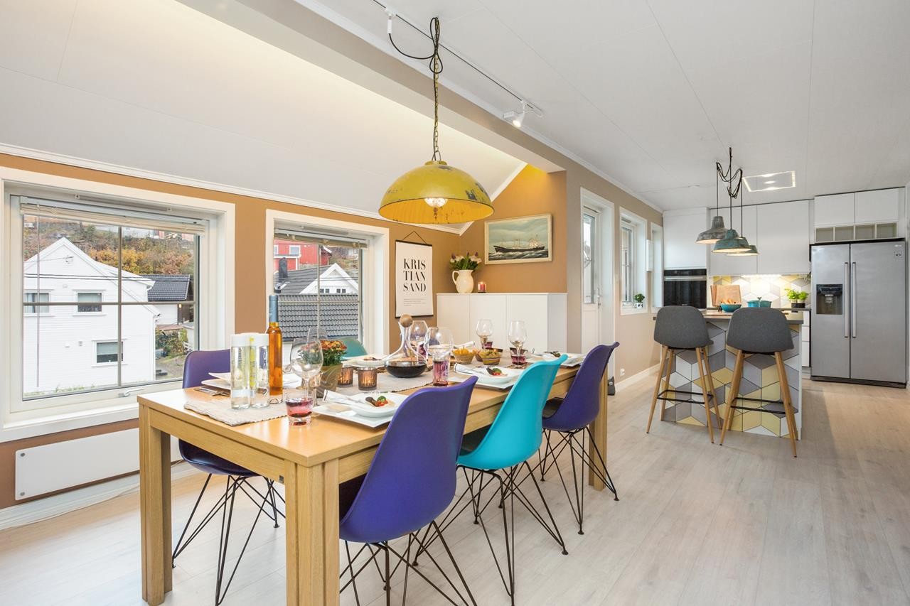 Stue/spisestue med åpen kjøkkenløsning og utgang til balkong Galleribilde