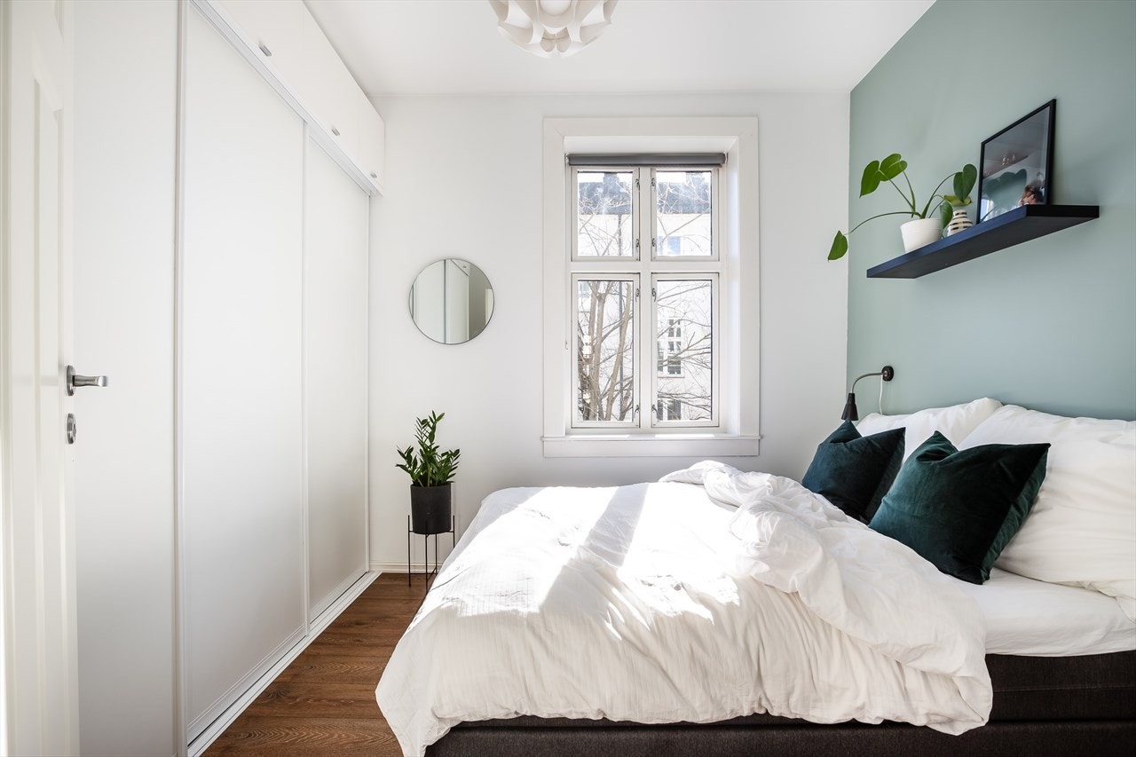 På hovedsoverommet er det god plass til dobbeltseng og integrert skyvedørsgarderobe med innvendig speil Galleribilde
