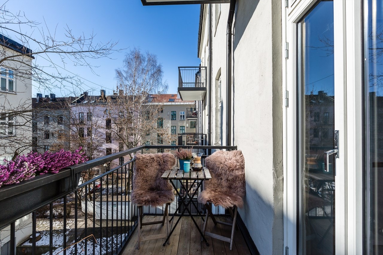 Balkongen ble etablert i 2008, og vender mot bakgården. Denne er på ca. 4 kvm Galleribilde