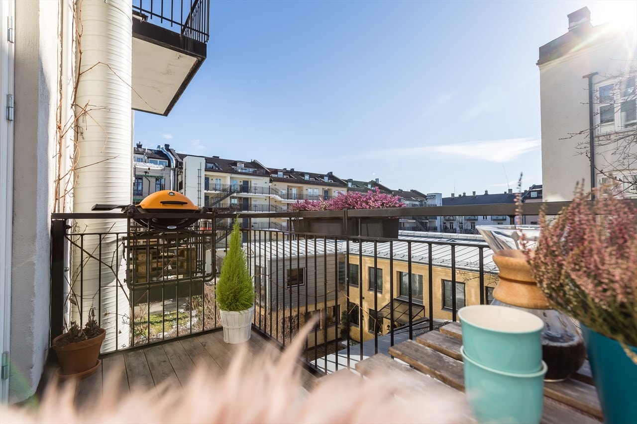 Solrik balkong vender mot hyggelig bakgård Galleribilde