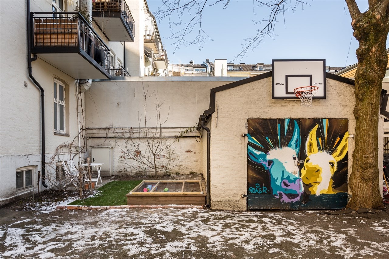 Meget hyggelig opparbeidet felles indre gårdsområde med diverse beplantning, sandkasse og sittegruppe Galleribilde