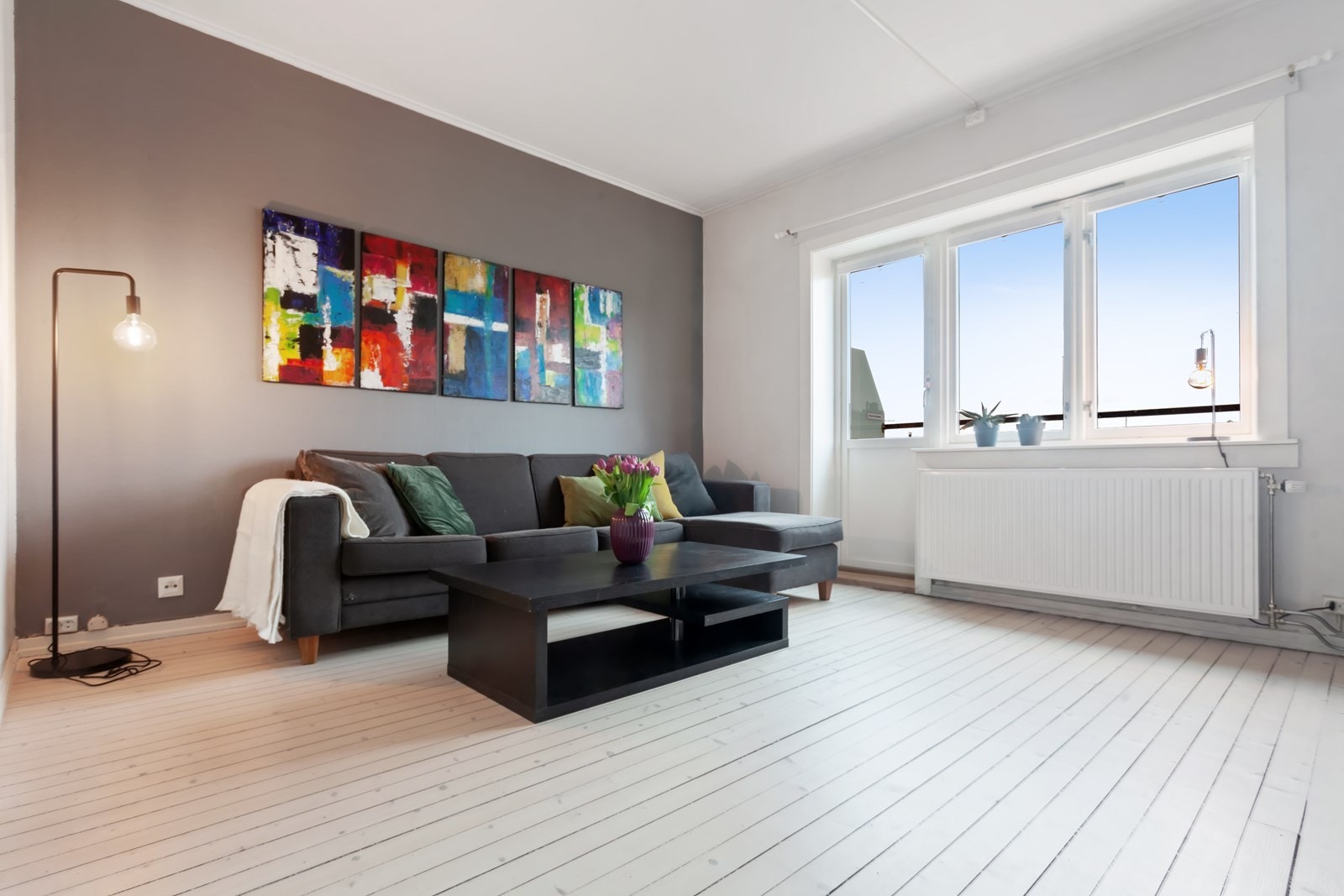 Stuen er stor og kan innredes i flere soner. Galleribilde