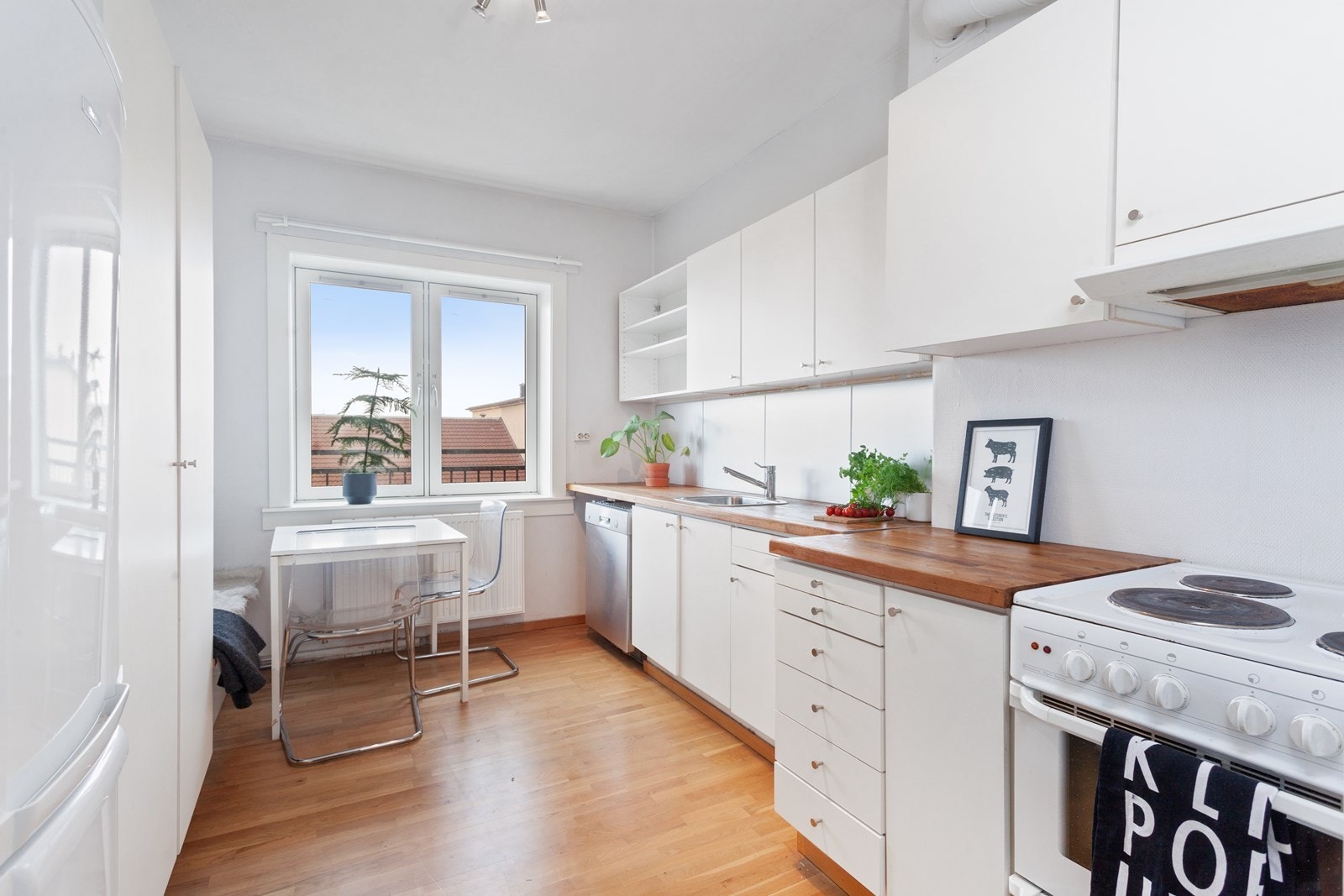 Separat og romslig kjøkken med god plass til sittegruppe. Galleribilde