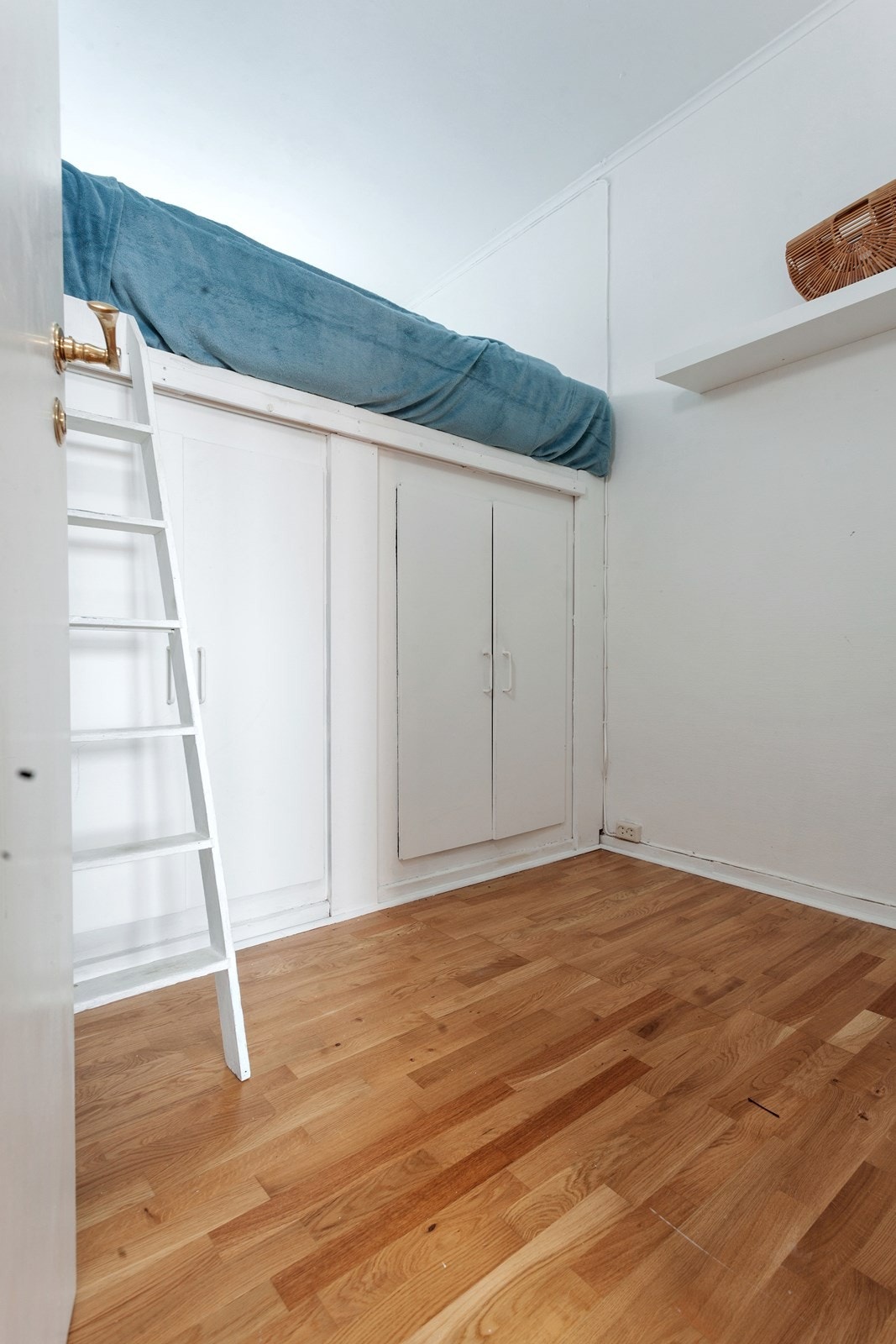 Sovealkoven har rikelig med oppbevaringsplass. Galleribilde