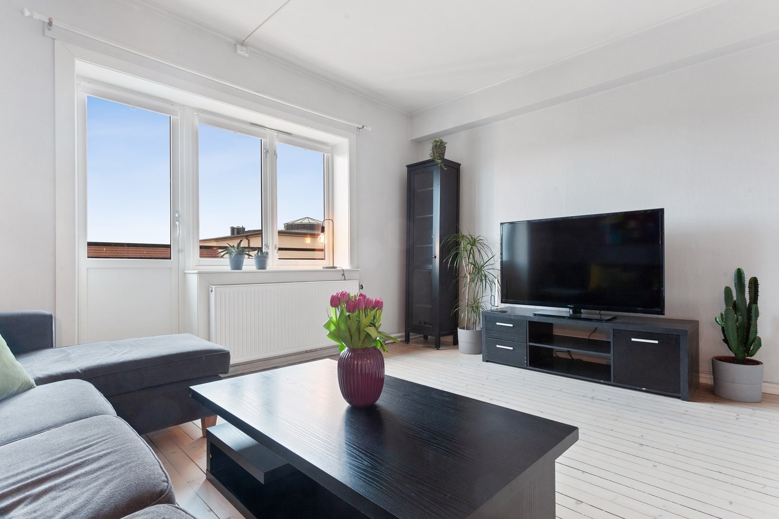 Store vindusflater og vestvendt leilighet skaper en lys og luftig romfølelse. Galleribilde