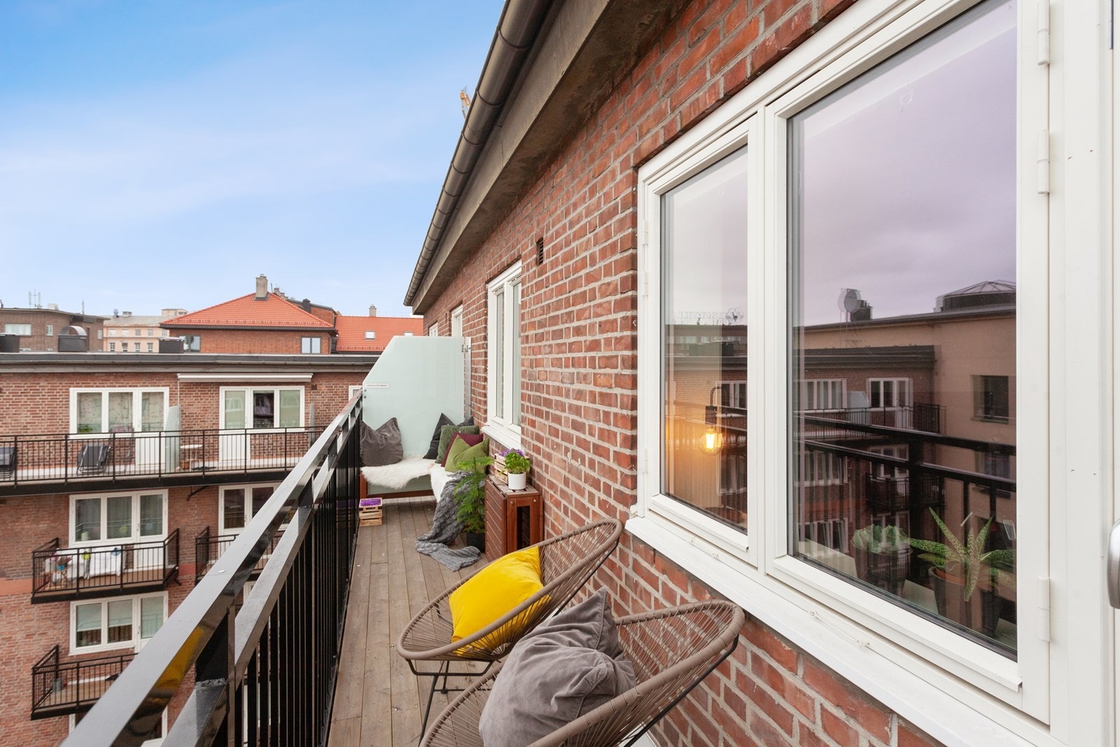 Dette er en toppleilighet med stor, solrik balkong. Galleribilde