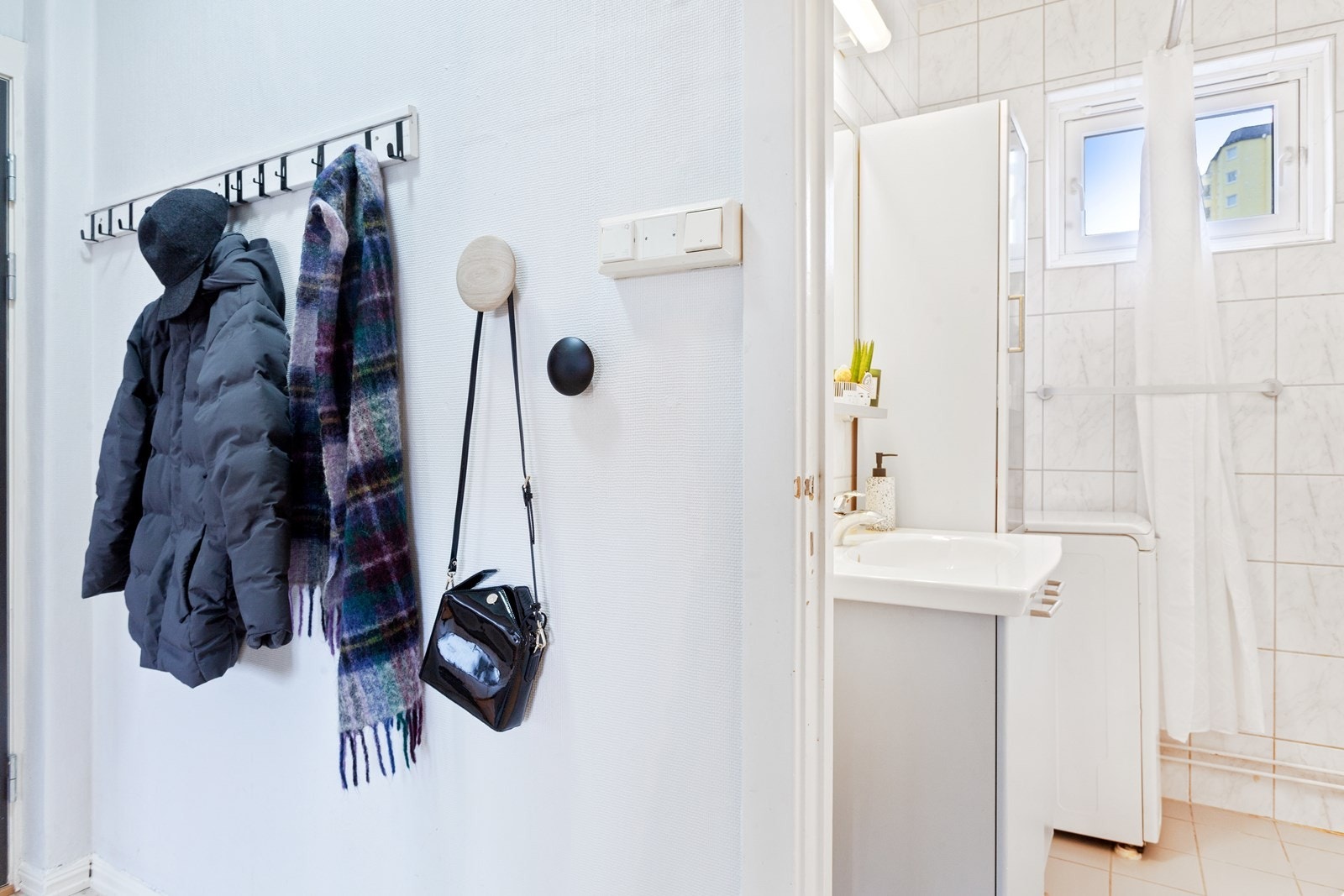 På badet er det plass til vaskemaskin. Galleribilde