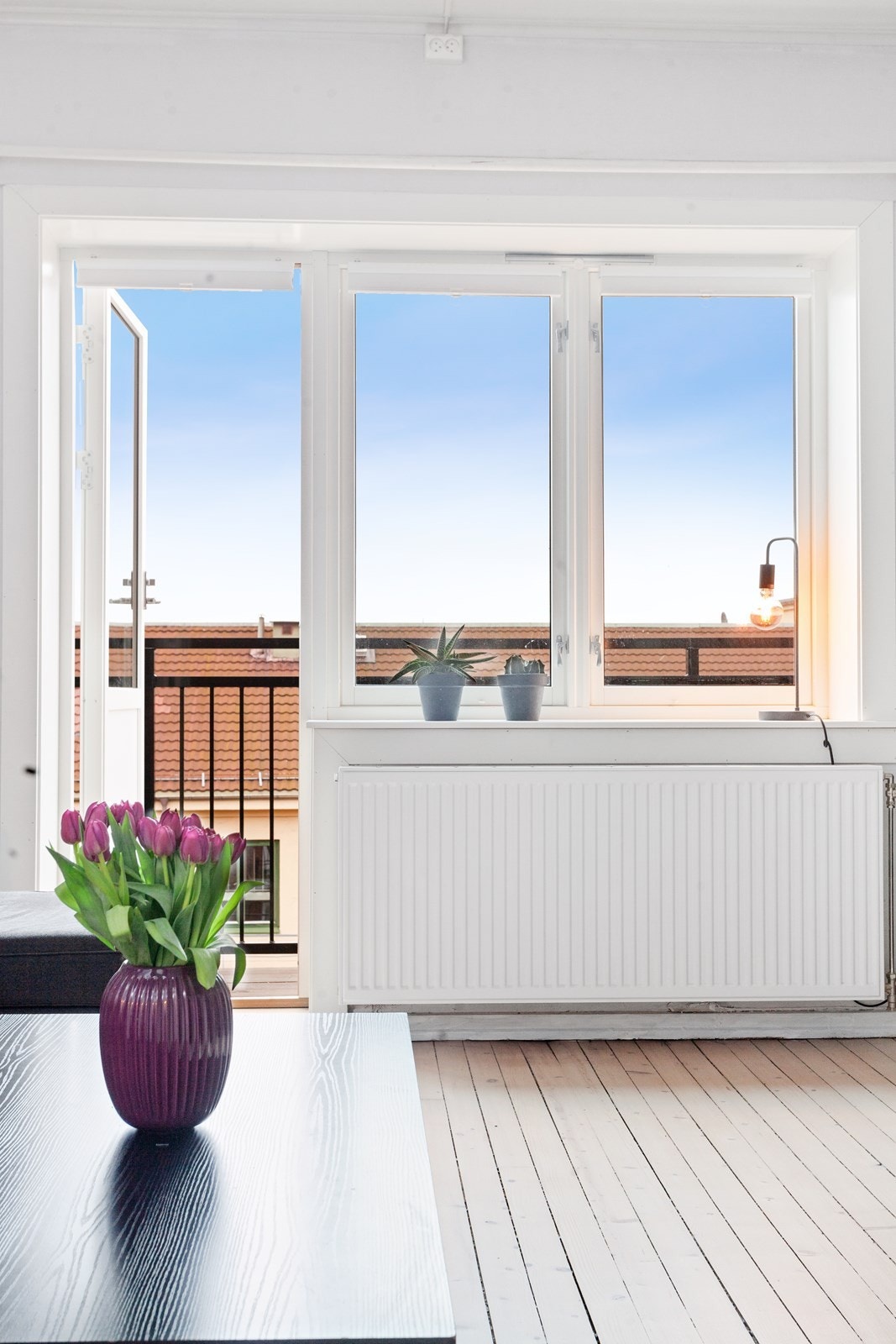 Nyslipte, lekre originale tregulv og en lys atmosfære. Galleribilde