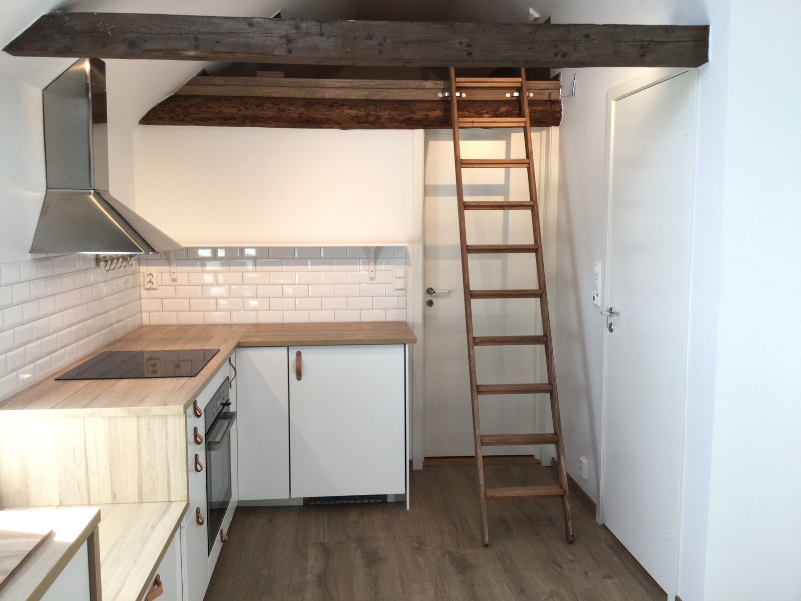 Kjøkken og stige til hems Galleribilde