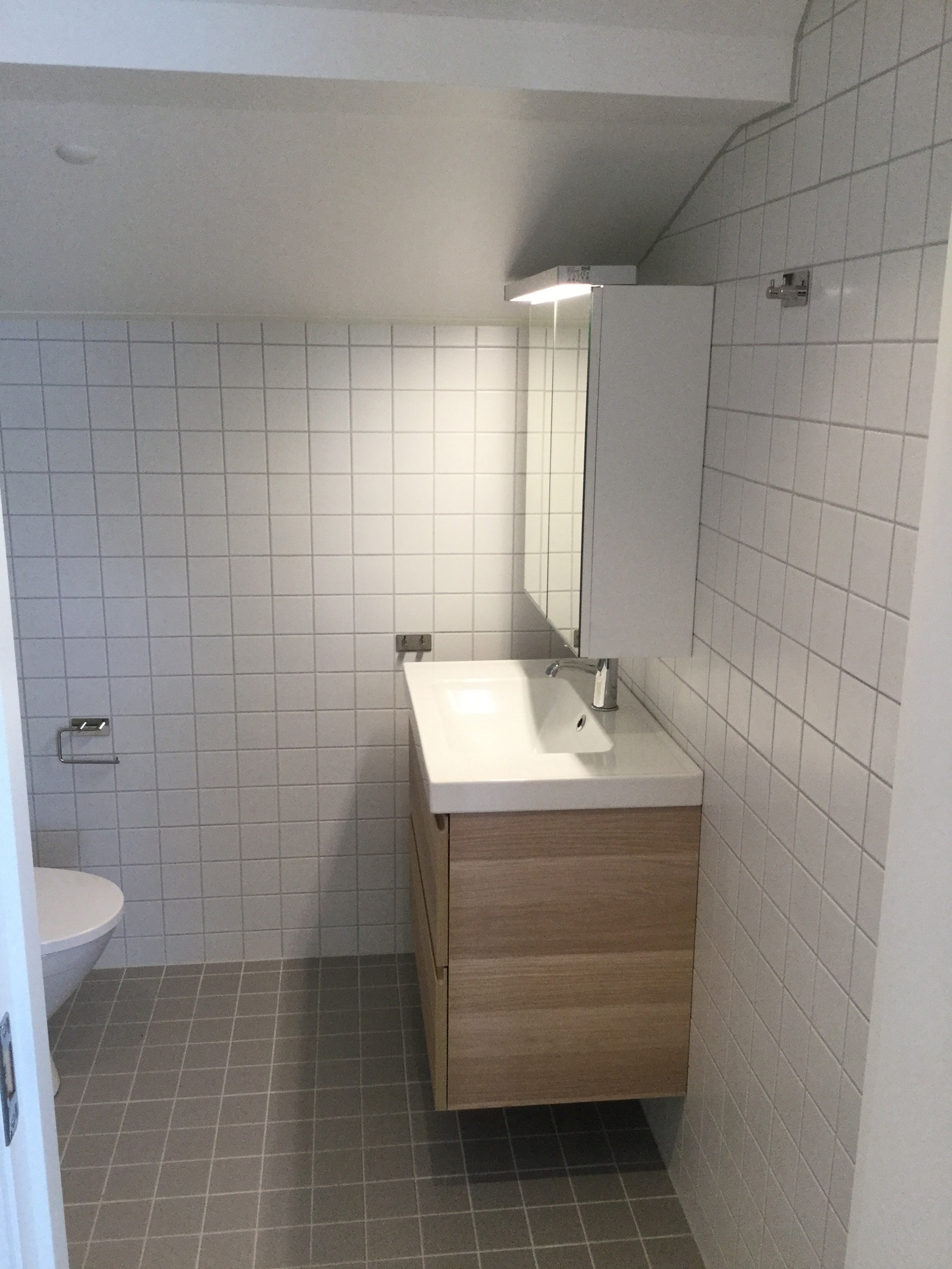 Flislagt bad med baderomsmøbler Galleribilde