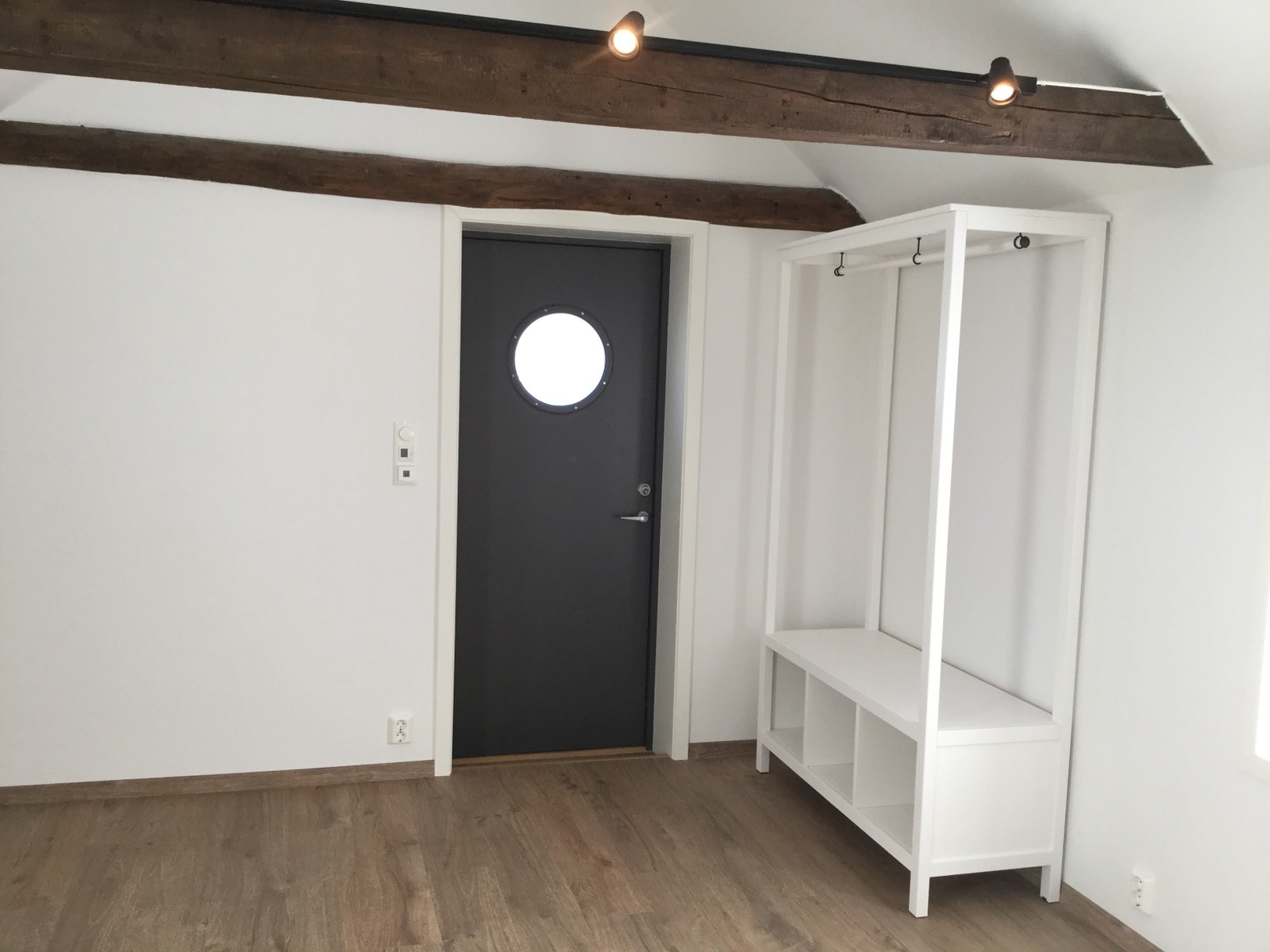 Inngangsparti med garderobe Galleribilde