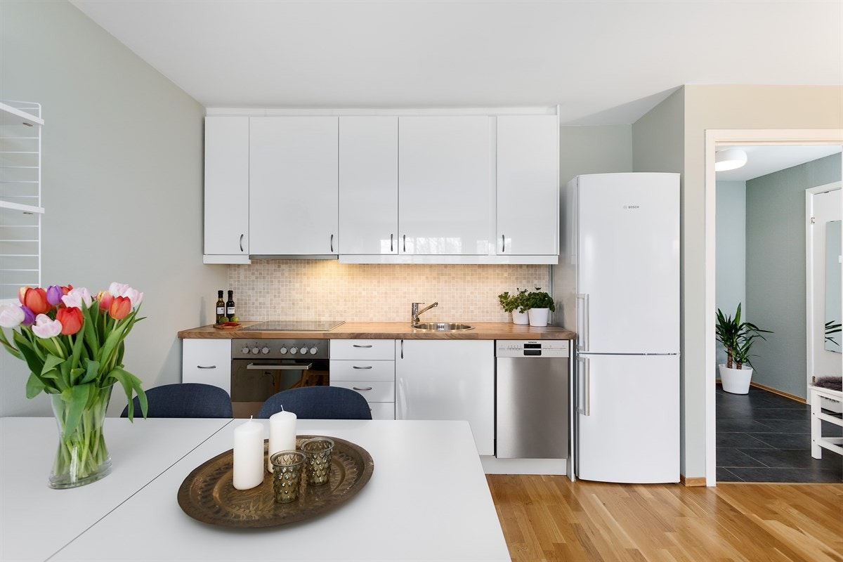 Integrert komfyr med platetopp og ventilator over kokesone Galleribilde