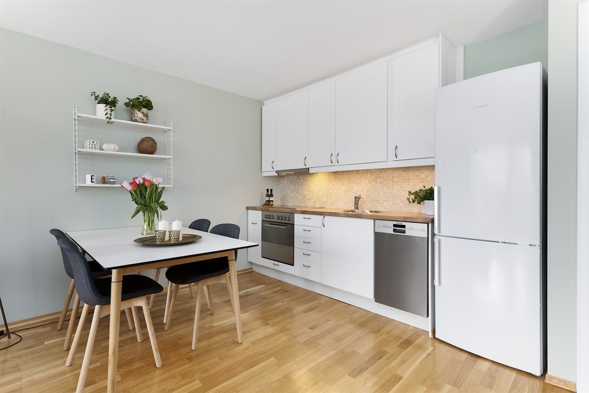 Avsatt plass til kjøleskap/frys og oppvaskmaskin Galleribilde