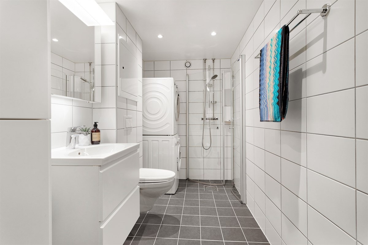 Nytt, flislagt baderom fra 2018 tatt i regi av borettslaget Galleribilde