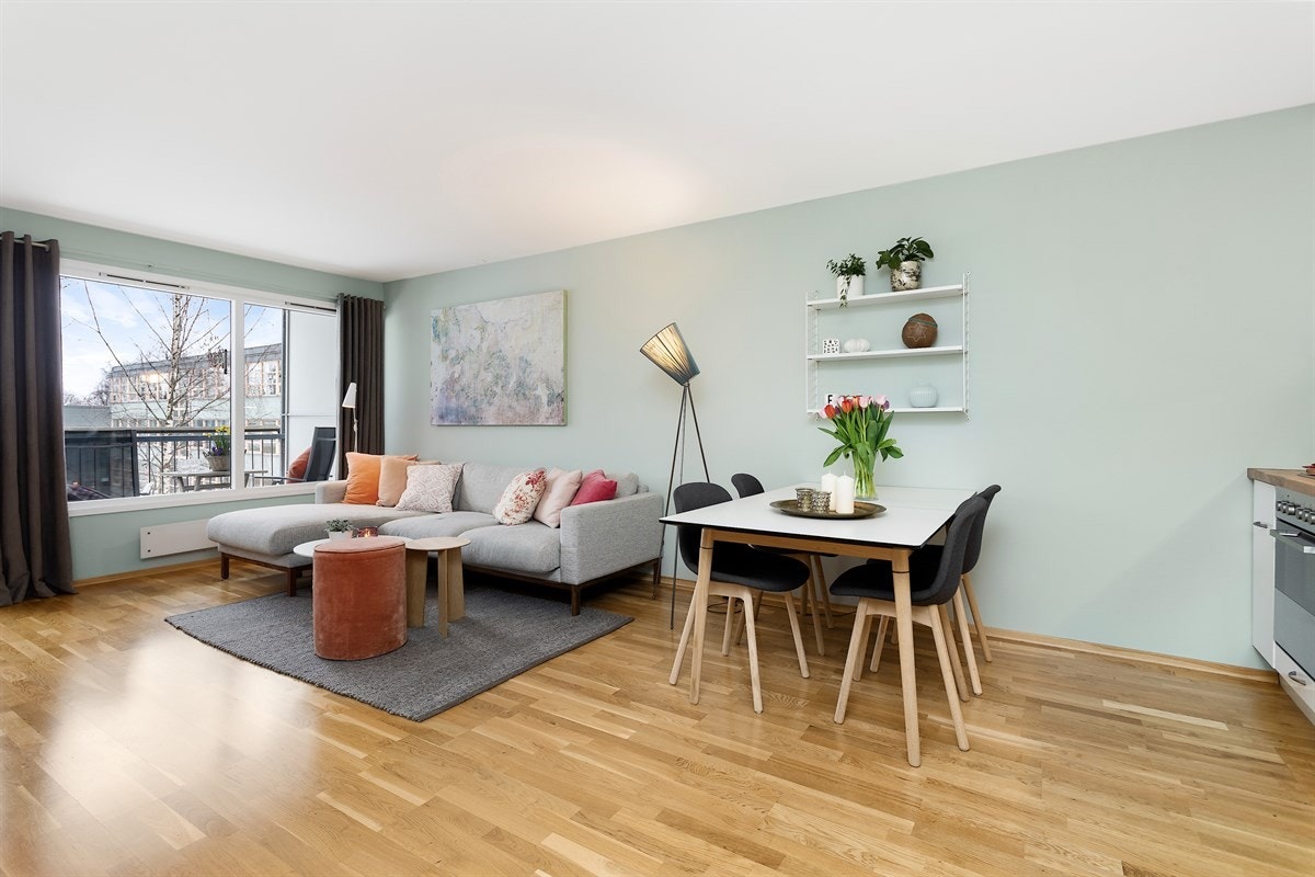 En lys stue med store vindusflater som sikrer godt med naturlig lys Galleribilde