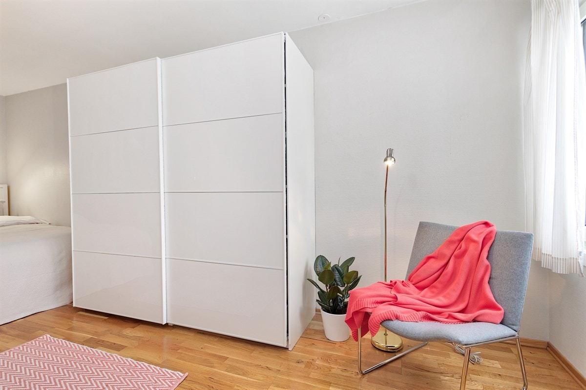 Rommet er av god lengde og det kan deles opp til et disponibelt rom og et soverom Galleribilde