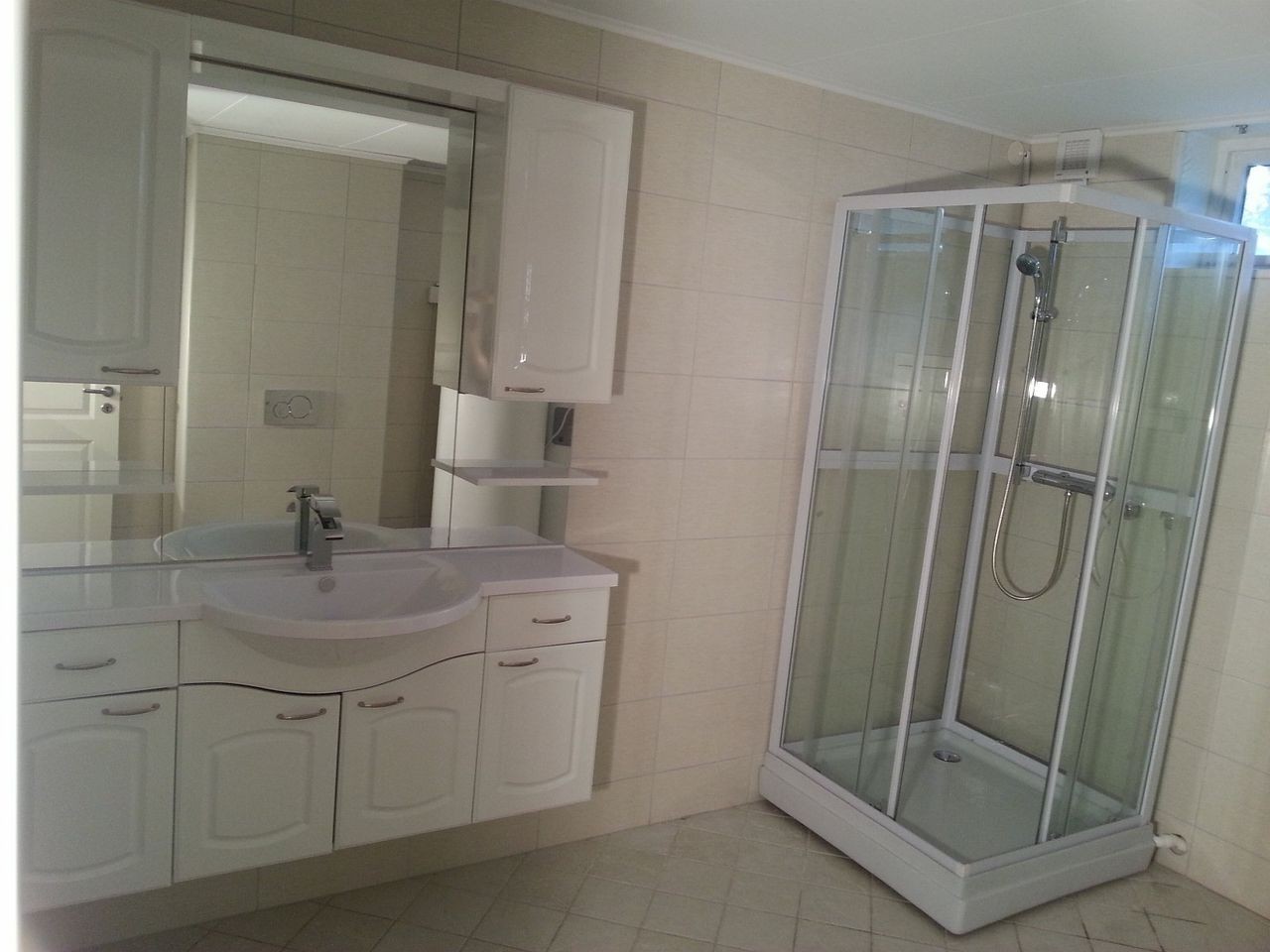 Flislagt bad med fine baderomsmøbler, varmekabler og egen varmtvannsbereder. Galleribilde