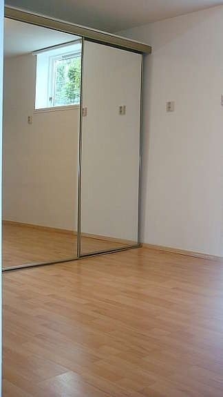 Hovedsoverom med skyvedør skap m/speil Galleribilde