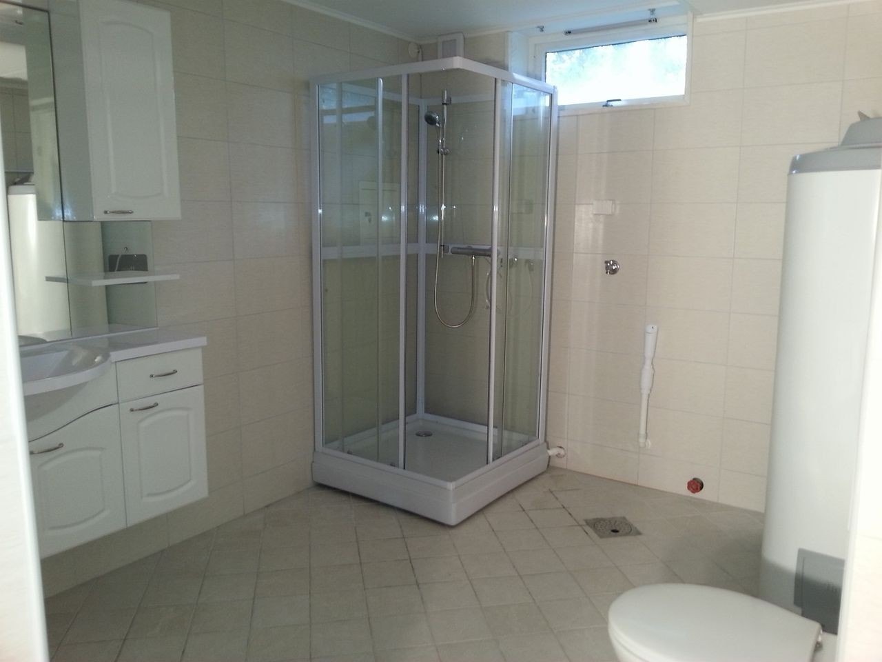 Romslig bad, med tilkoblig og plass til vaskemaskin. Galleribilde