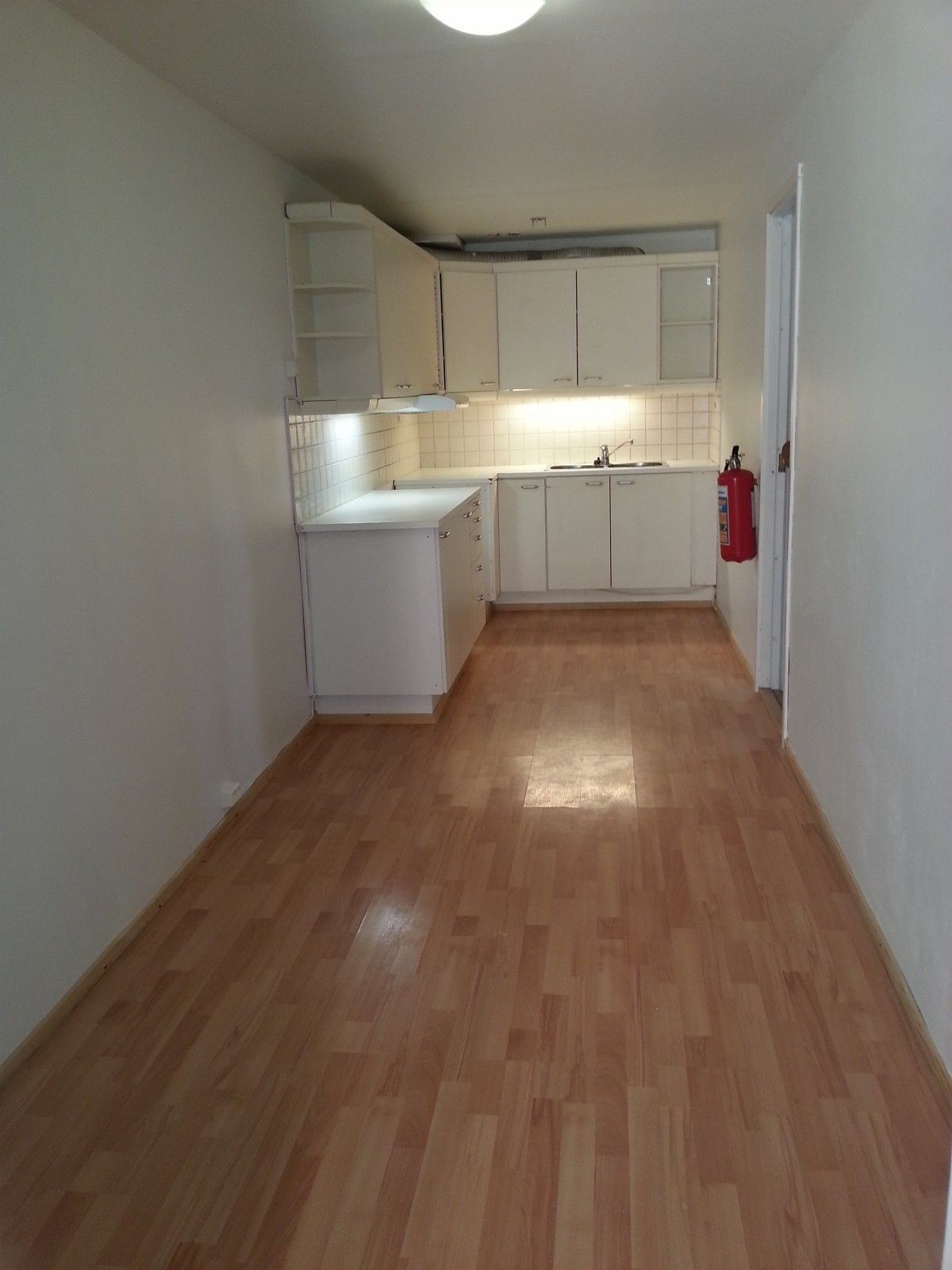 Romslig kjøkken med oppvaskmasin, og plass til spisebord og stoler Galleribilde