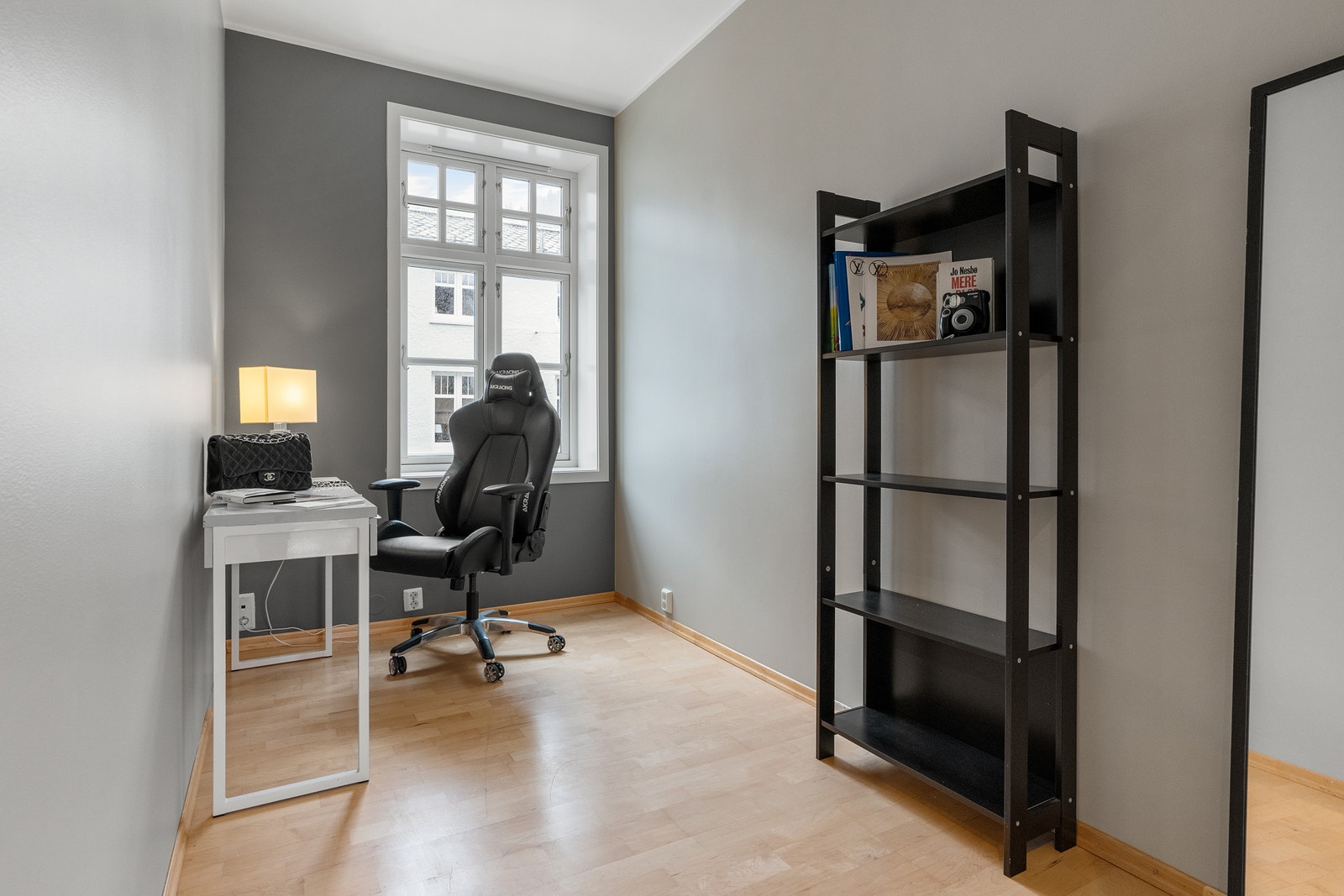 Det er 2 soverom i leiligheten med plass til dobbeltsenger. Begge tidløs og fin stil Galleribilde