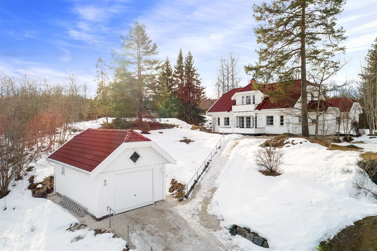 Velkommen til Skokleheia 33, en idyllisk og familievennlig enebolig i skogkanten.
